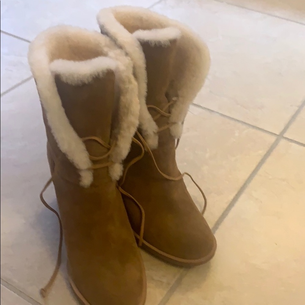 UGG boots! Only worn twice. Like new!!